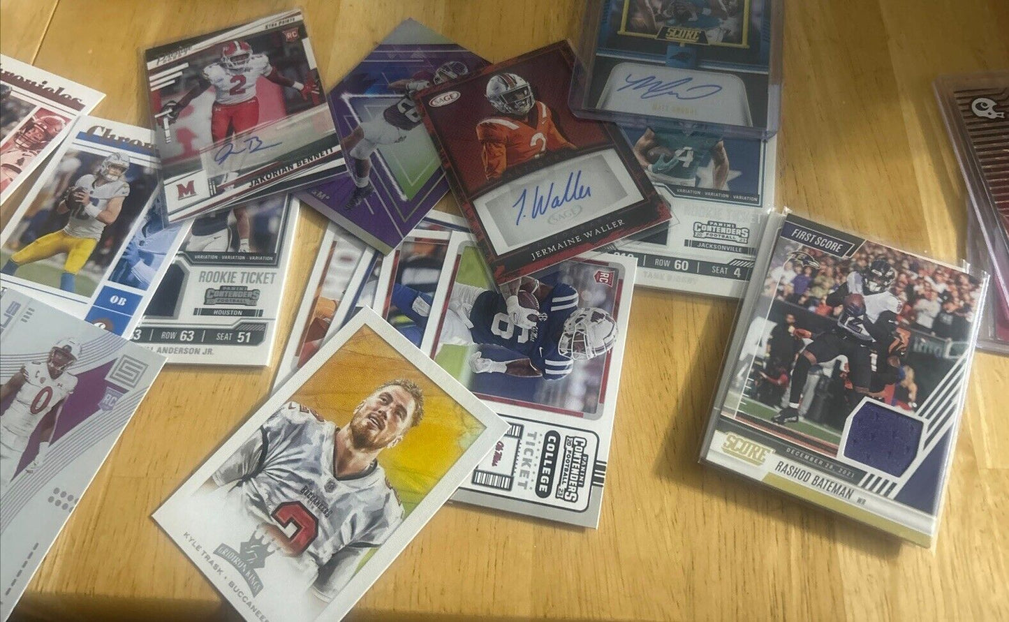 🔥NFL FOOTBALL MYSTERY PACK🔥 2 GUARANTEED AUTO Or MEMORABILIA CARDS- 8 Cards 🔥