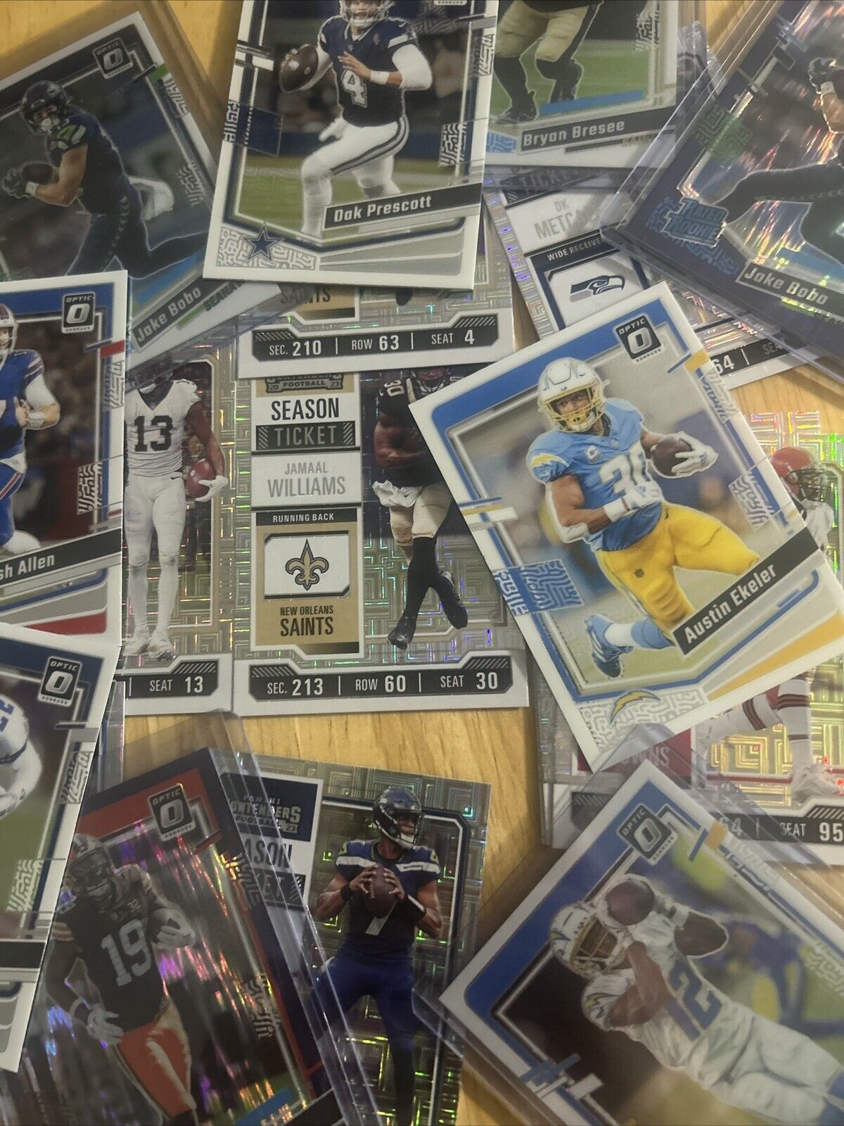 🔥NFL FOOTBALL MYSTERY PACK🔥 2 GUARANTEED AUTO Or MEMORABILIA CARDS- 8 Cards 🔥